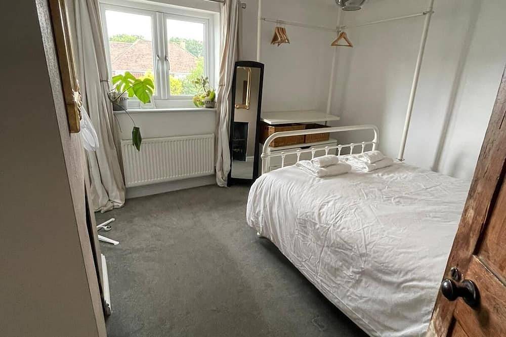 Cosy cottage getaway.  A stones throw from 1349 hectares of beautiful heathland. in Ash (Guildford), Guildford