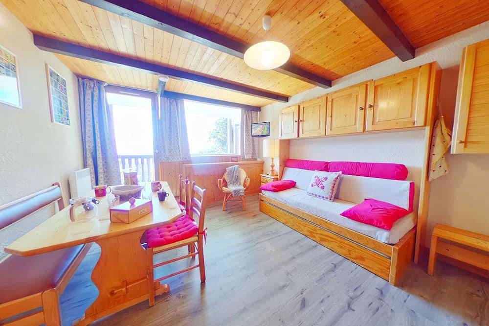 Entire apartment, Cozy studio for 4 with balcony in Les Saisies center in Les Saisies, Albertville region