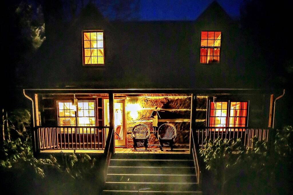 Four abgelegenen Acker - Authentische Hand behauenen Log Cabin - South Fork New River in Blue Ridge Parkway, Ashe County
