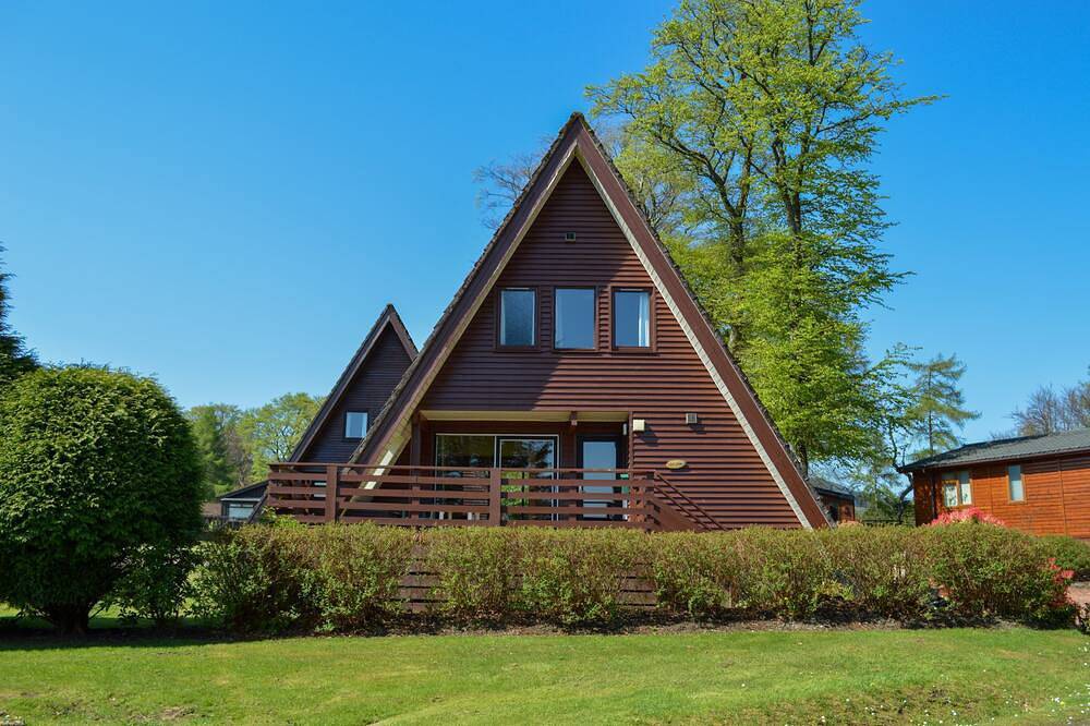 Loch view location in Holiday park, sleeps 4 persons, off road parking, free Wi-Fi in Kirn, Dunoon