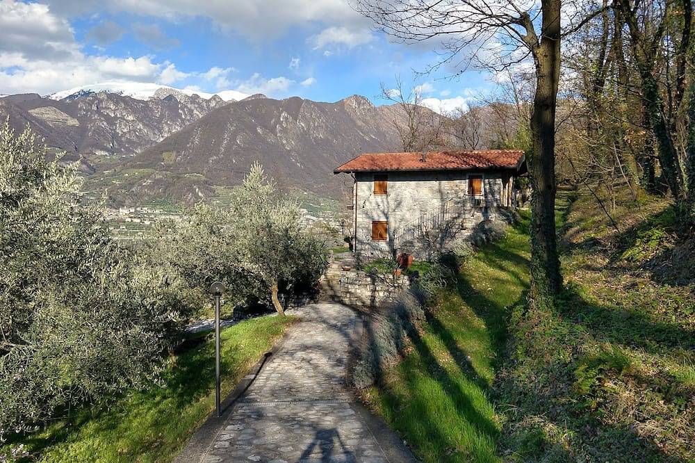 Oasi delle Querce: A Nature Reserve Overlooking the Lake on Monte Isola in Monte Isola, Iseosee