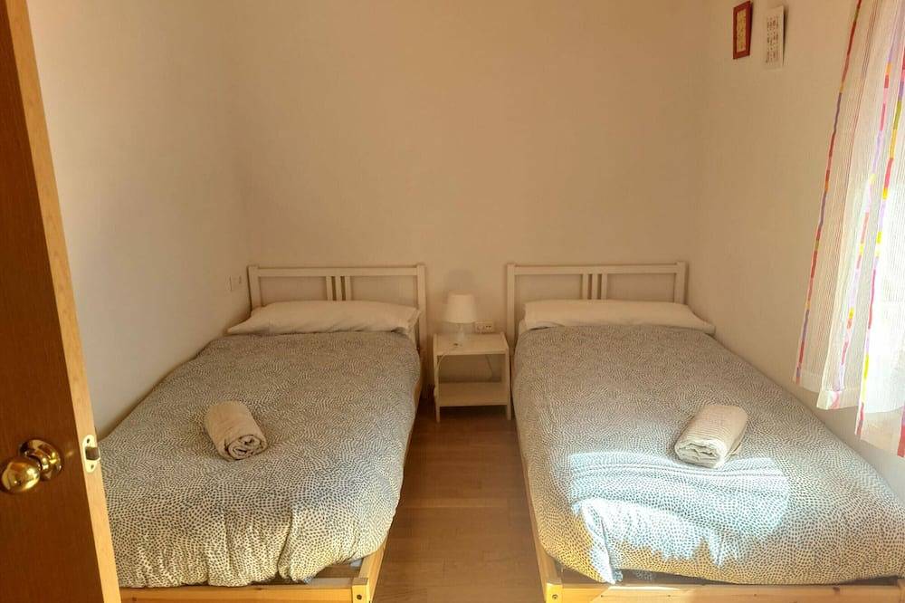 Scenic Stone Mountain House with Garden, 3 Double Bedrooms & Loft, Fully Equipped Kitchen in Villanúa, Spanish Pyrenees