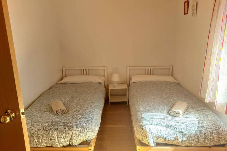 Steinhaus mit Garten, 3 Schlafzimmern, Dachboden und kompletter Ausstattung in Villanúa in Villanúa, Aragonesische Pyrenäen