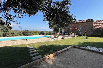 Location de vacances pour 16 personnes, avec jardin et terrasse à Saint-Julien-les-Rosiers