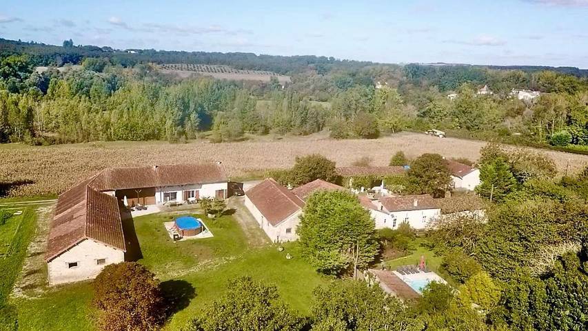 Location de vacances pour 11 personnes, avec vue ainsi que piscine et jardin, adapté aux familles à Puyréaux - 2