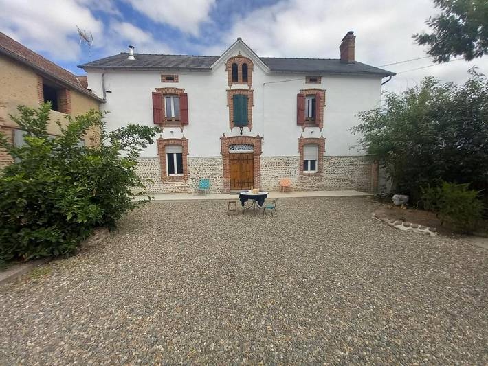 Gîte pour 3 personnes, avec terrasse ainsi que vue et jardin à Pontiacq-Viellepinte