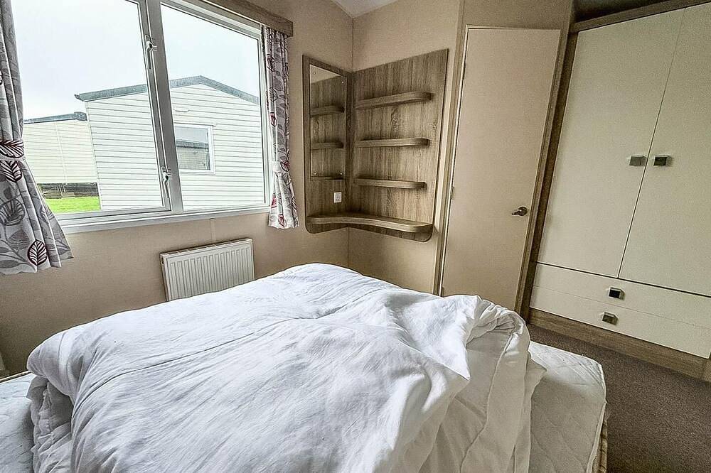 Modern 6 berth caravan with Wifi nearby Pakefield beach in Waveney District, Sunrise Coast