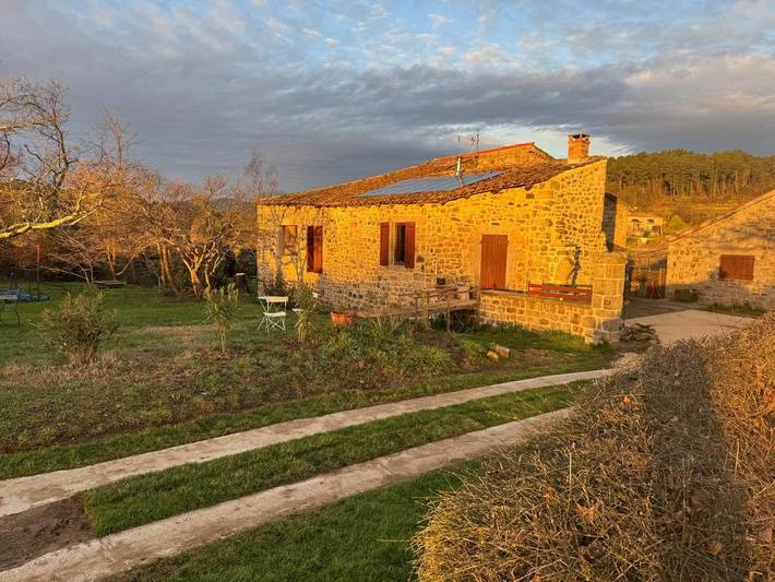 Maison d’hôte pour 2 personnes, avec Balcon et Terrasse ainsi que Jardin et Vue à Ailhon