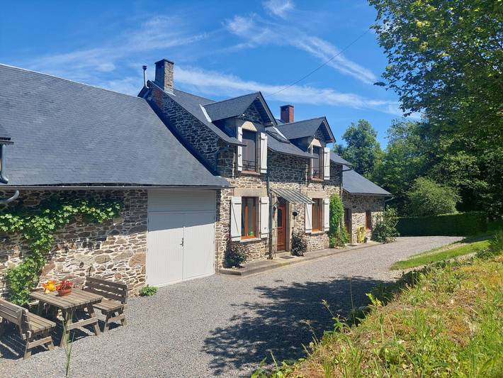 Location de vacances pour 6 personnes, avec terrasse ainsi que jardin et piscine, animaux acceptés à Sussac
