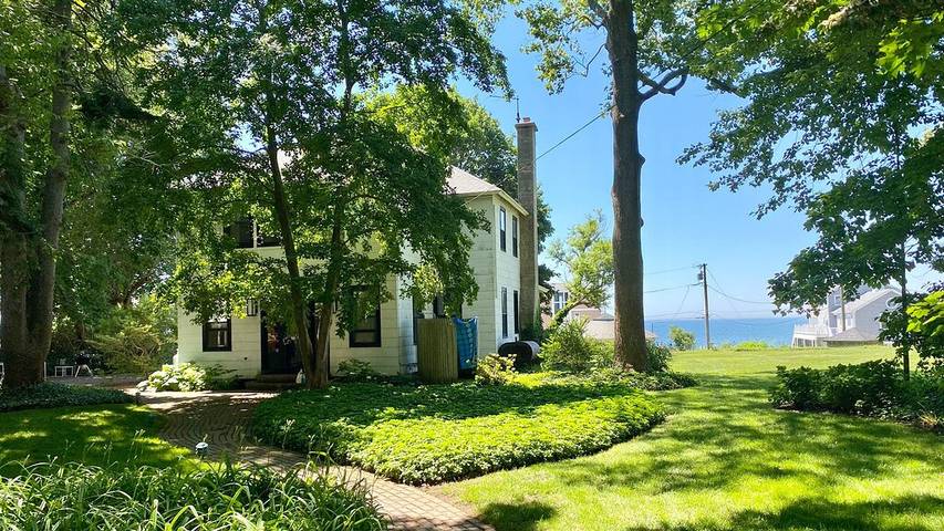 Vacation house for 10 people, with hot tub and yard, with pets in Connecticut