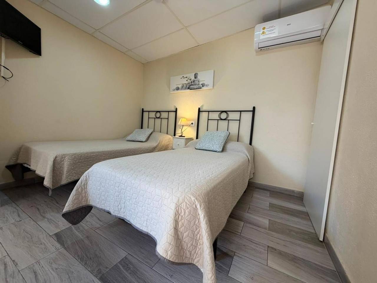 Room 'Buda' with shared terrace, Wi-Fi and air conditioning in el Poblenou del Delta, Amposta