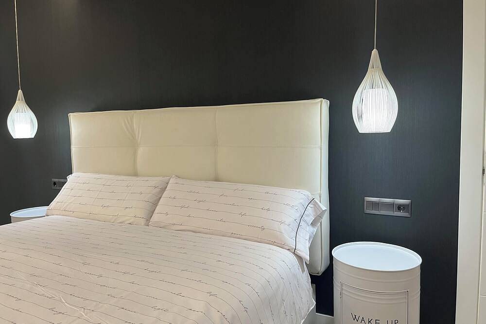 Entire apartment, Loft apartment \"Black and White Suite Castro\" with Jacuzzi and fireplace. in Castro-Urdiales, Cantabrian Coast