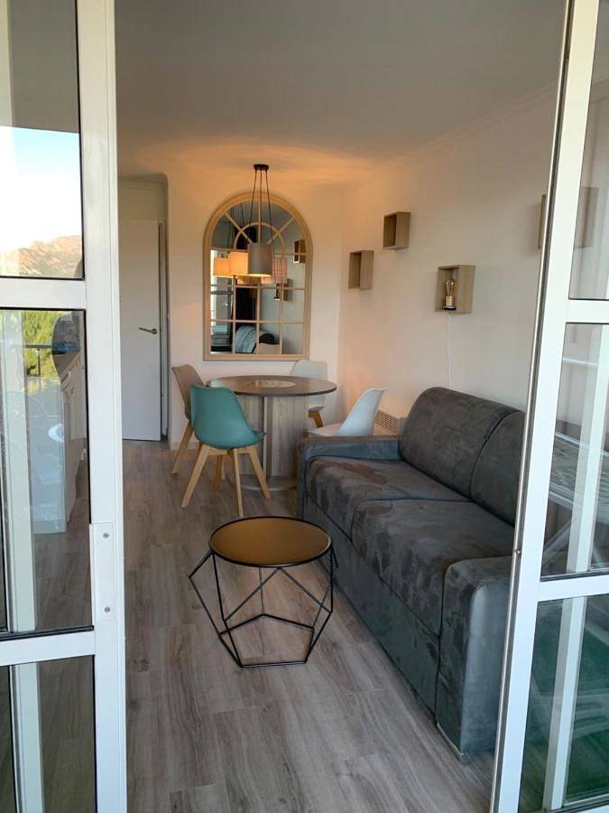 Ganze Wohnung, Studio with Sea View in Le Dramont, Saint-Raphaël