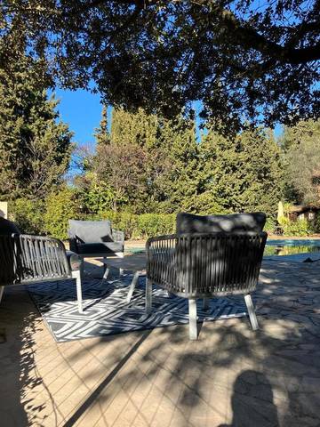 Location de vacances pour 3 personnes, avec piscine et jardin à Saint-Mitre-les-Remparts