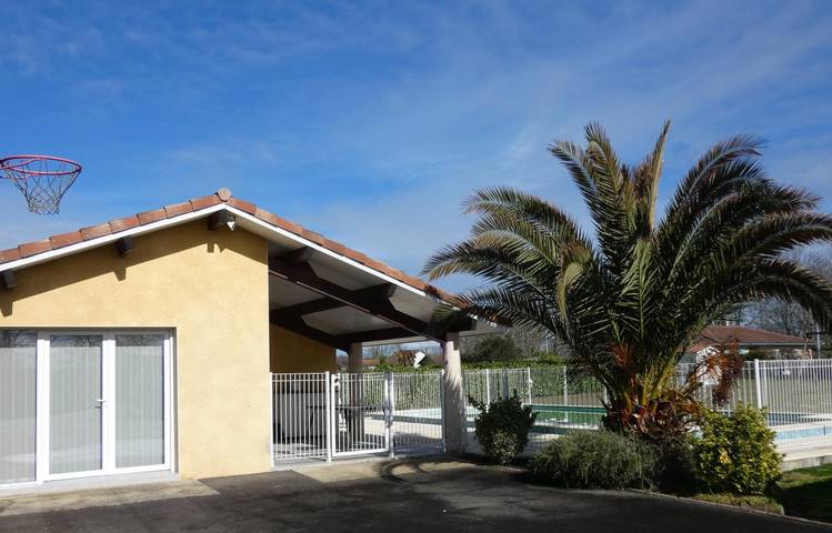 Gîte pour 2 personnes, avec Terrasse ainsi que Jardin et Piscine