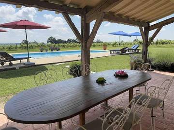 Cottage pour 8 personnes, avec jardin ainsi que vue et piscine, animaux acceptés à Gageac-et-Rouillac
