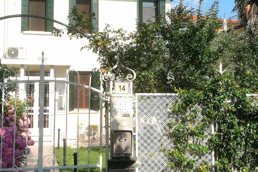 Weißes Haus mit Garten und Parkplatz in Mestre, Venedig