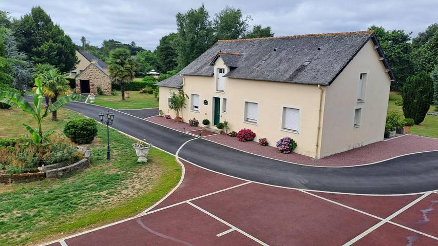 Gîte pour 4 personnes, avec Terrasse ainsi que Jardin et Vue à Sens-de-Bretagne