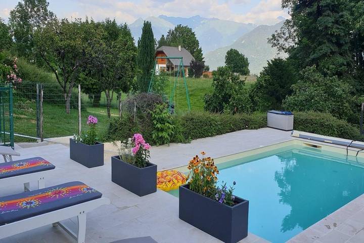 Gîte pour 4 personnes, avec Terrasse ainsi que Jardin et Piscine dans Monthion