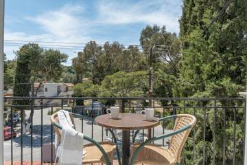 Gîte pour 3 personnes, avec bassin pour enfant et balcon dans Kalymnos