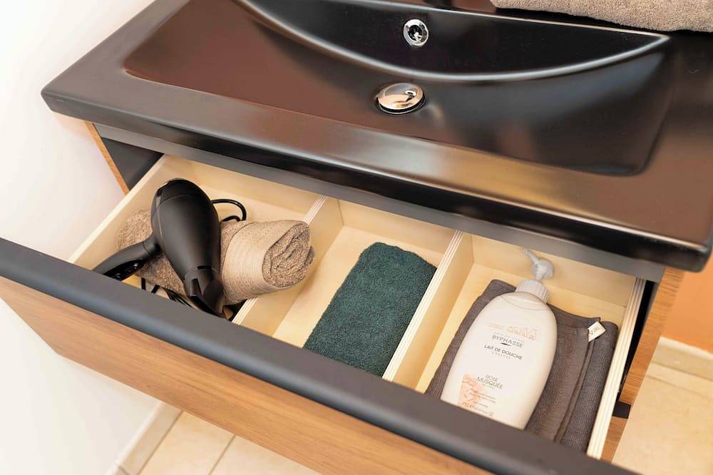 Au Pied de la Cathédrale - Écrin de Verdure Exubérante - Atypiquevendée Luçon in Luçon, Fontenay-le-Comte