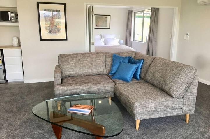 Location de vacances pour 2 personnes, avec jardin et piscine ainsi que terrasse et jacuzzi à Wanaka - 4