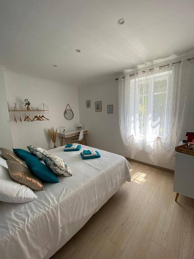 Family Room with Private Bathroom in Reillanne, Parc naturel régional du Luberon