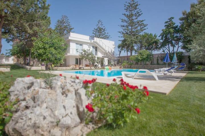 Casa vacanza per 7 persone, con Terrazza e Giardino nonché Piscina e Panorama a Donnalucata