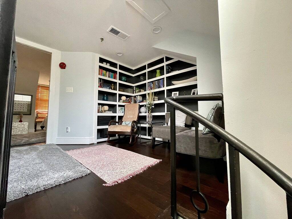 Beautiful 2 Bedroom with Loft in Heart of Old Town—sleeps 6 in Alexandria (VA), Alexandria City