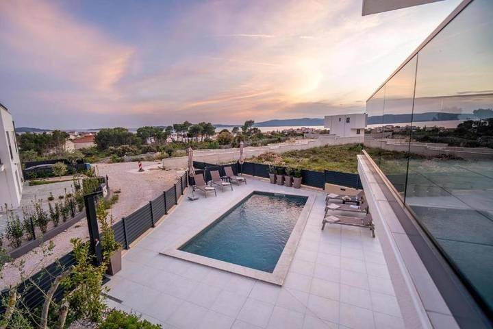 Villa pour 7 personnes, avec piscine ainsi que vue et jardin à Brodarica - 2