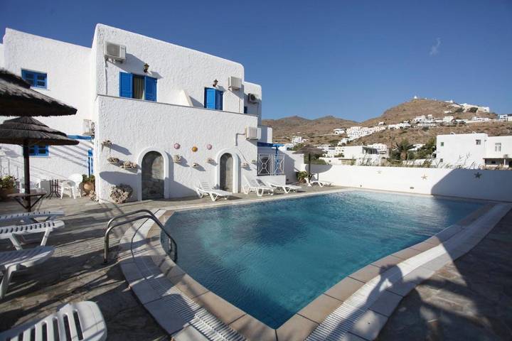 Hôtel, avec Balcon et Terrasse ainsi que Jardin et Piscine