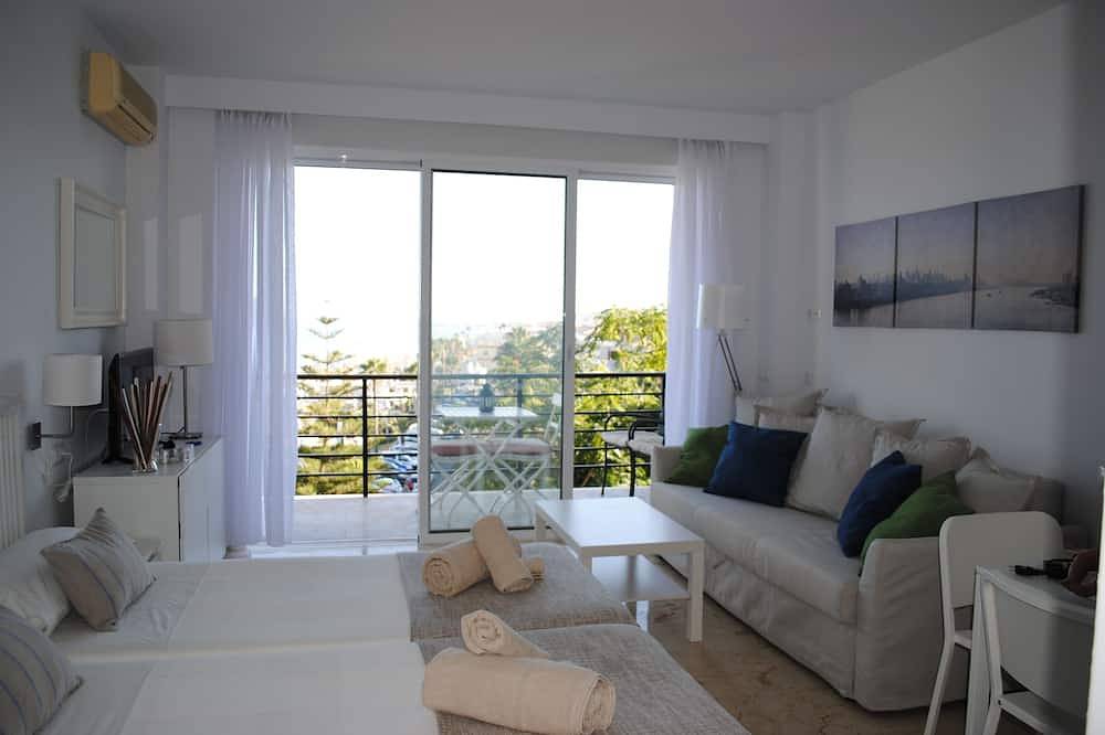 Entire apartment, Renovated studio on the beachfront, wifi, satellite Tv and air conditioning in La Carihuela, Torremolinos