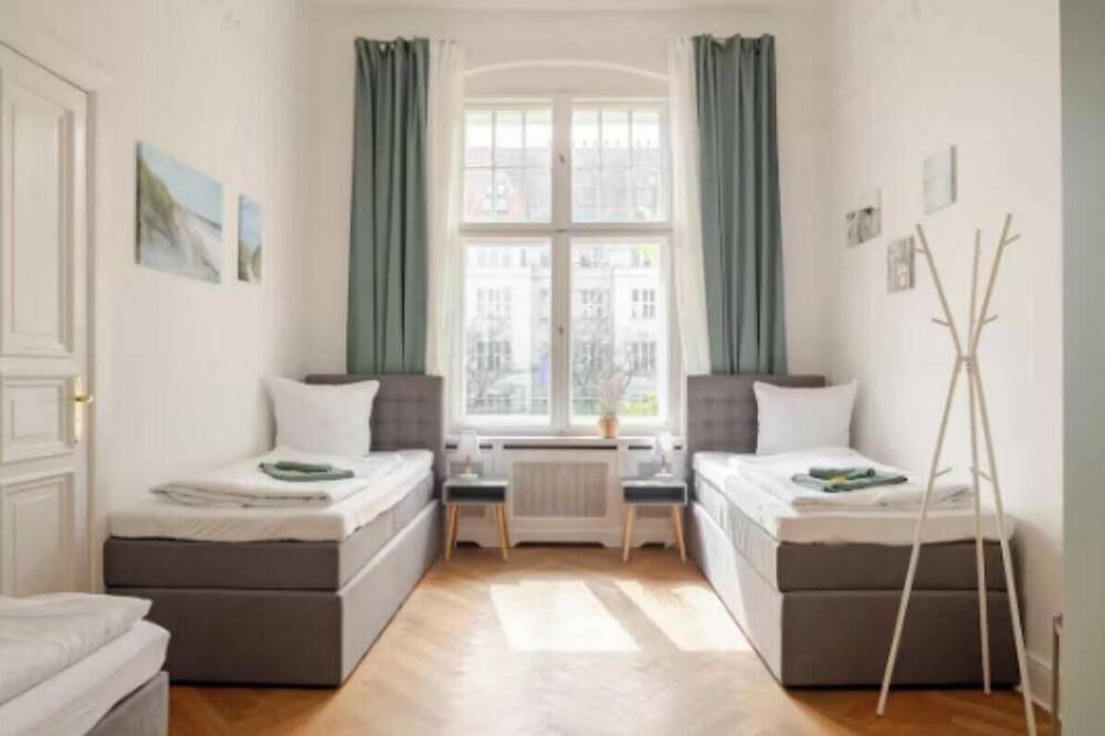 Ganze Wohnung, Spacious 3-Bedroom Apartment for up to 10 Guests in Berlin in Charlottenburg Berlin, Berlin