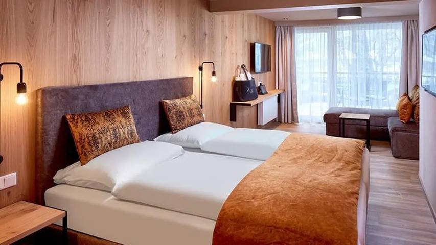 Chambre, avec Balcon et Jacuzzi ainsi que Jardin et Piscine