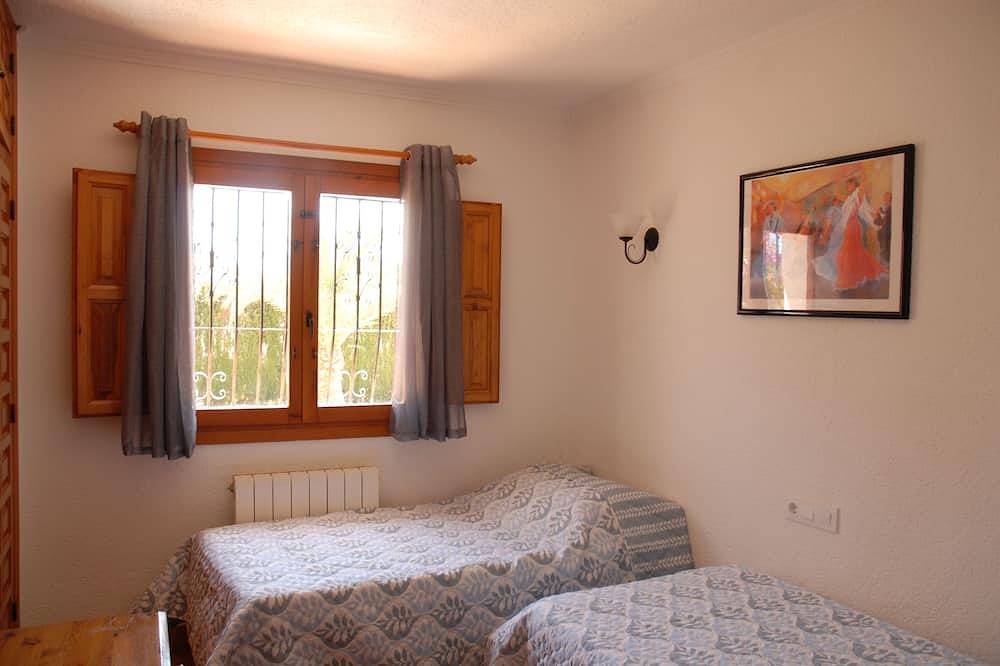 3 bed 2 bath family villa, close to beach, Smart Tv, Wifi and air con in Cabo de la Nao, Jávea
