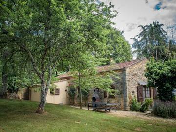 Gîte pour 6 personnes, avec terrasse ainsi que piscine et jardin, animaux acceptés à Prats-du-Périgord