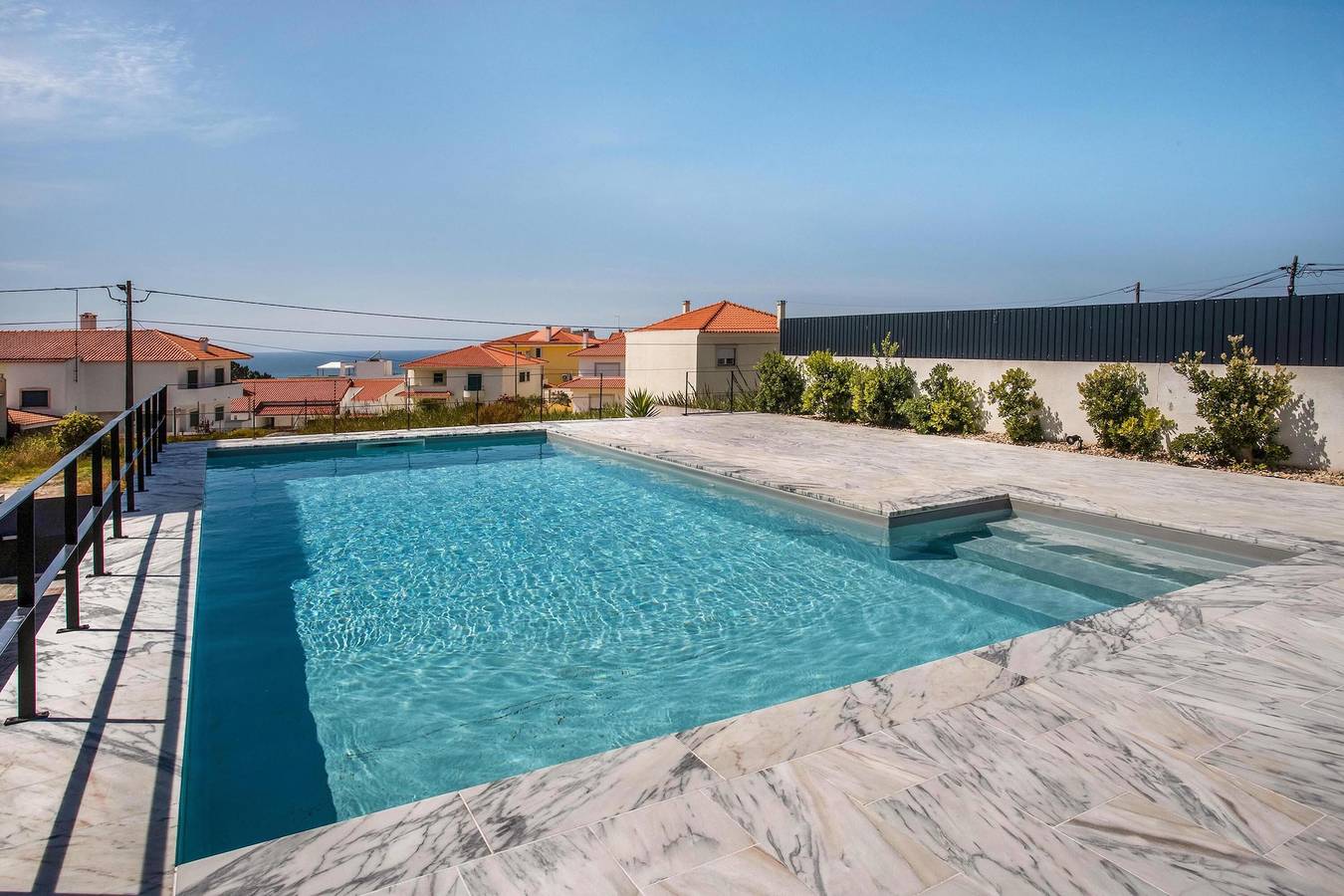 Appartamento intero, Appartamento Beach Waves Home con vista sul mare, piscina e Wi-Fi in Nazaré, Leiria District