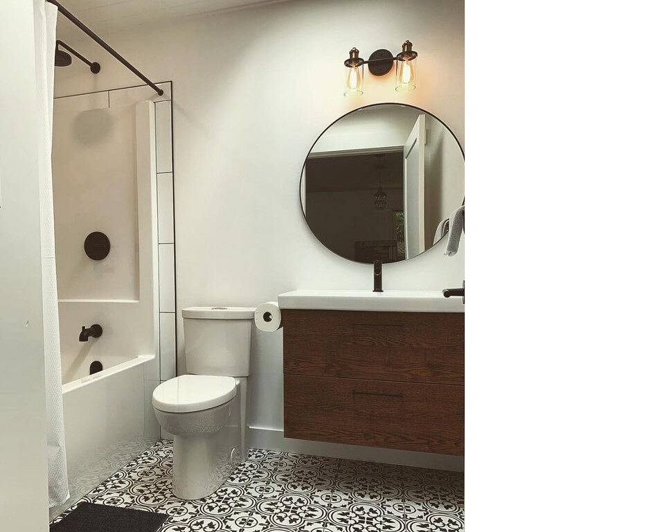 Spacious and modern 2 bedroom 2 bathroom cottage with private yard. in Sunshine Coast Regional District