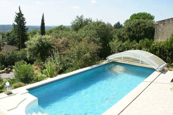 Location de vacances pour 3 personnes, avec Jacuzzi et Terrasse ainsi que Jardin et Piscine à Saint-Maximin (Nimes)