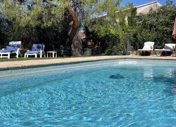 Gîte pour 8 personnes, avec piscine ainsi que terrasse et jardin à Sérignan-du-Comtat