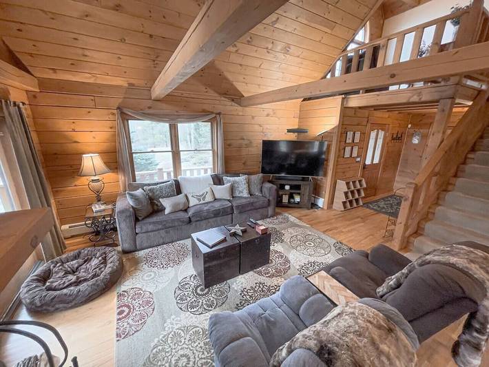 Chalet for 8 people, with hot tub and balcony as well as yard, with pets in Hudson Valley