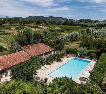 Gîte pour 2 personnes, avec piscine ainsi que jardin et terrasse, animaux acceptés en Provence-Alpes-Côte d'Azur
