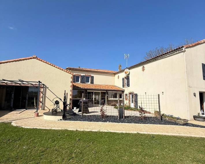 Maison d’hôte pour 4 personnes, avec terrasse et vue ainsi que piscine et jardin à Les Herbiers