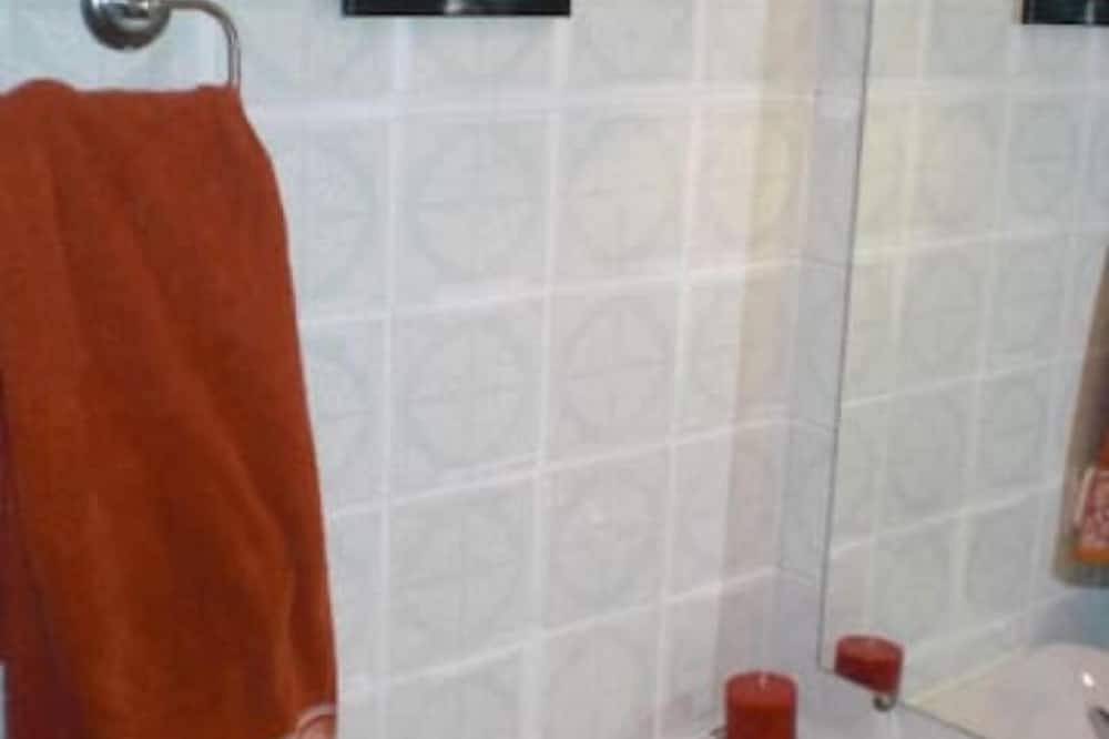 Entire apartment, The best views near Real Madrid Stadium in Tetuán, Madrid