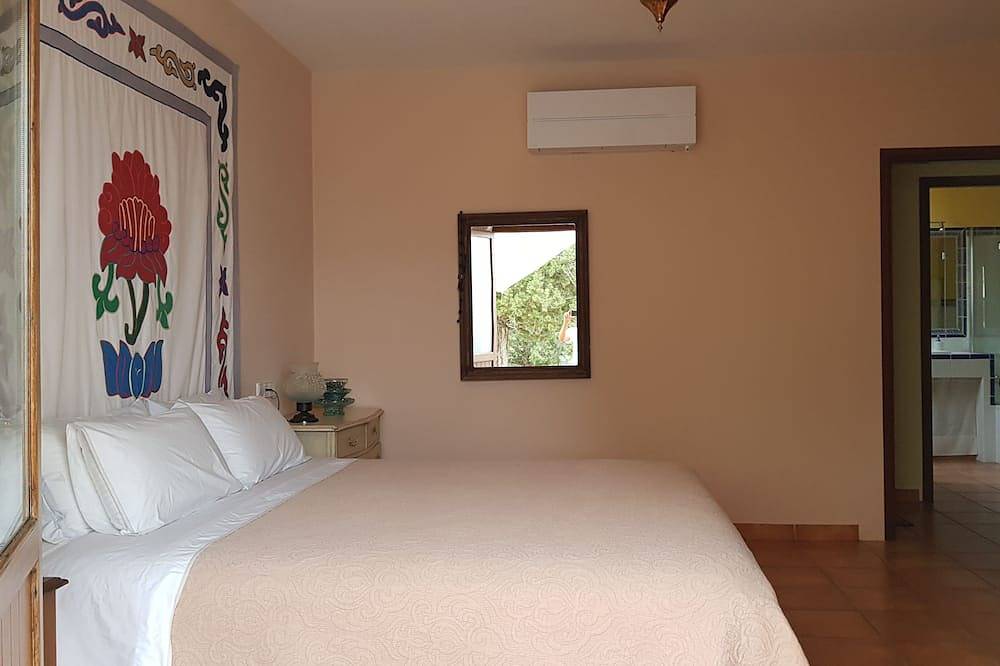 Bonita casa en Ibiza en entorno natural ,  Wifi , bbc,  piscina, in Santa Eulària des Riu, Ibiza Este