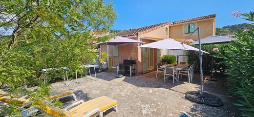 Gîte pour 4 personnes, avec terrasse et piscine à Auribeau-sur-Siagne