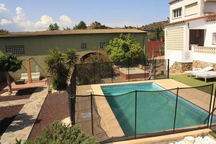 Casa rural para 10 personas, con Balcón y Terraza además de Jardín y Piscina en Espolla - 3