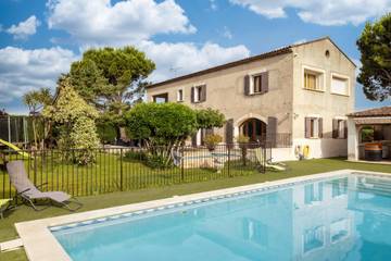 Location de vacances pour 8 personnes, avec jardin et terrasse à Châteaurenard