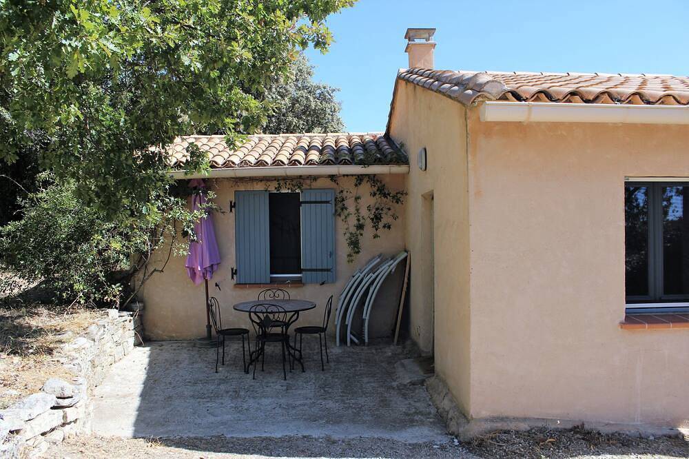 Country gîte at the foot of Mt Ventoux with view of Château du Barroux in Le Barroux, Parque natural regional del Mont Ventoux