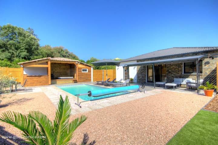 Gîte pour 6 personnes, avec Jacuzzi et Terrasse ainsi que Jardin et Piscine à Antisanti